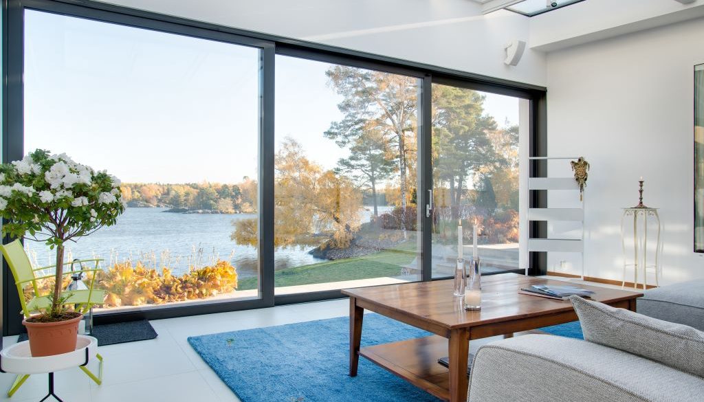 How-to-Clean-Windows-and-Prevent-Streaks-According-to-Cleaning-Experts